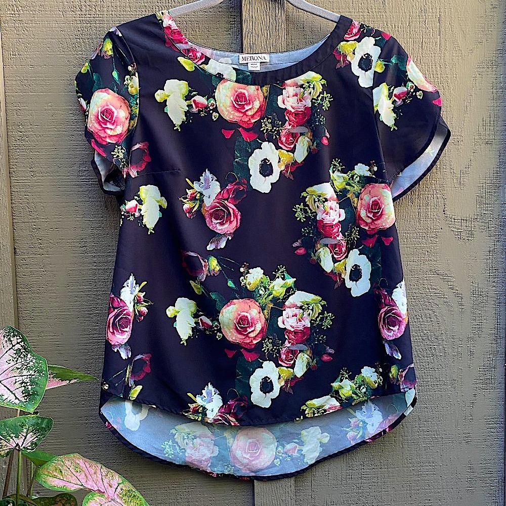 Vintage MERONA floral Women’s Medium TOP. Petal Cap Sleeves. Excellent Condition